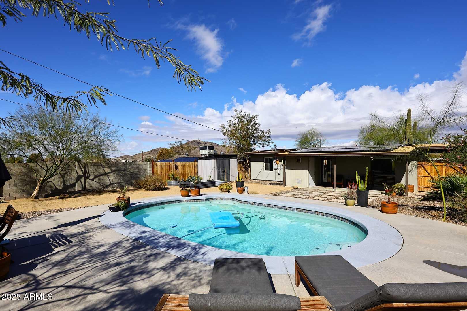 1515 E SUNNYSLOPE Lane