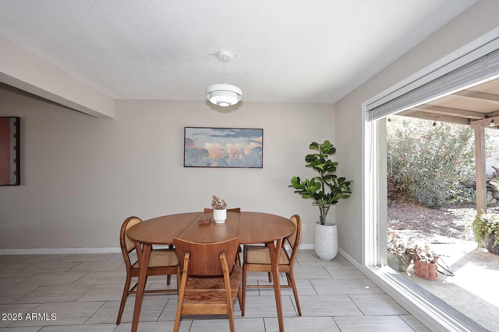 1515 E SUNNYSLOPE Lane