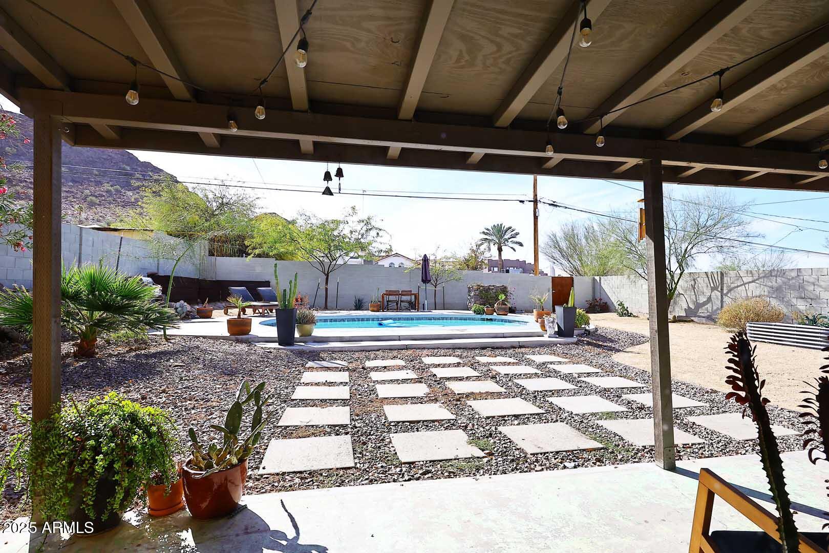 1515 E SUNNYSLOPE Lane