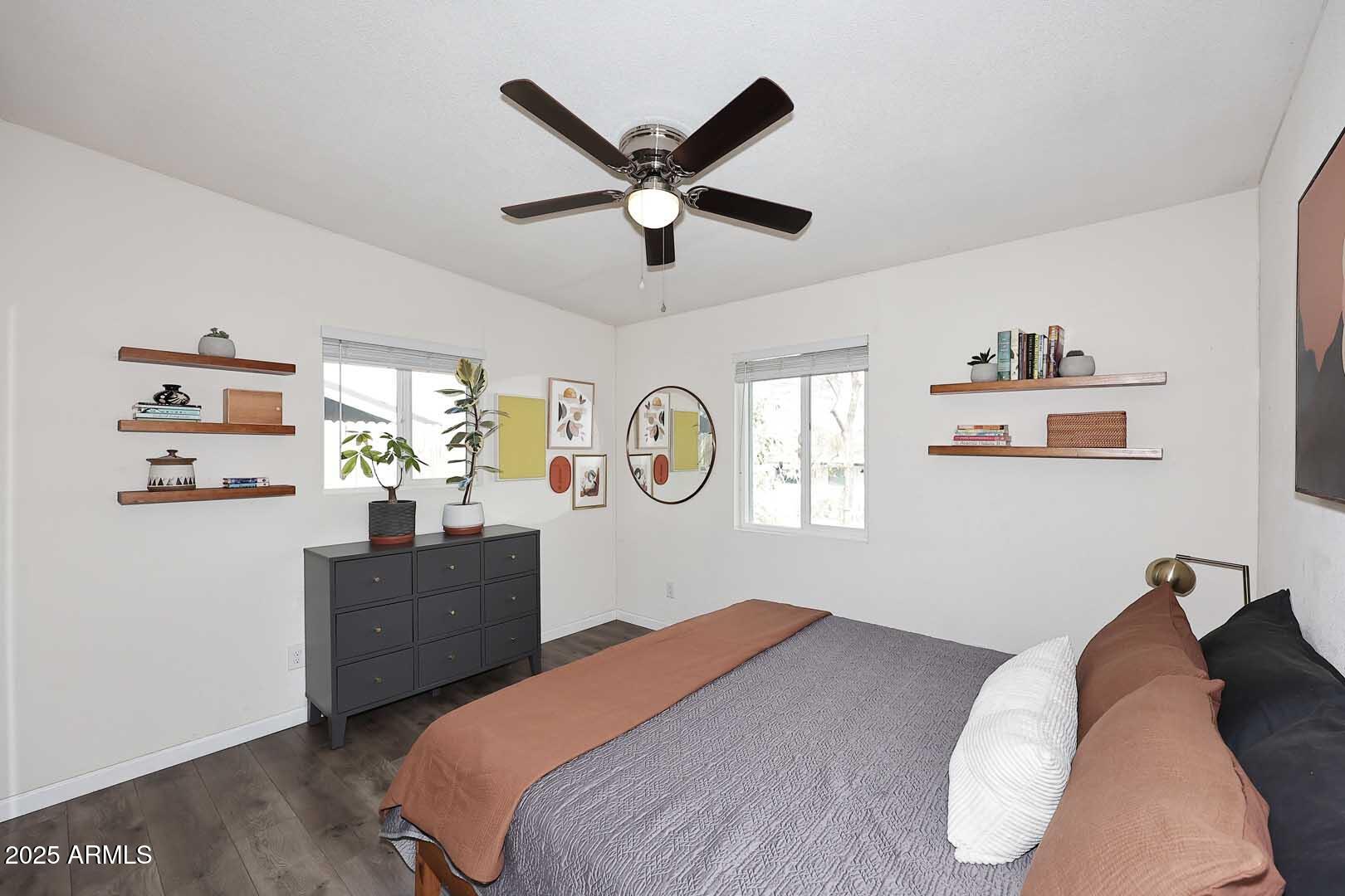 1515 E SUNNYSLOPE Lane