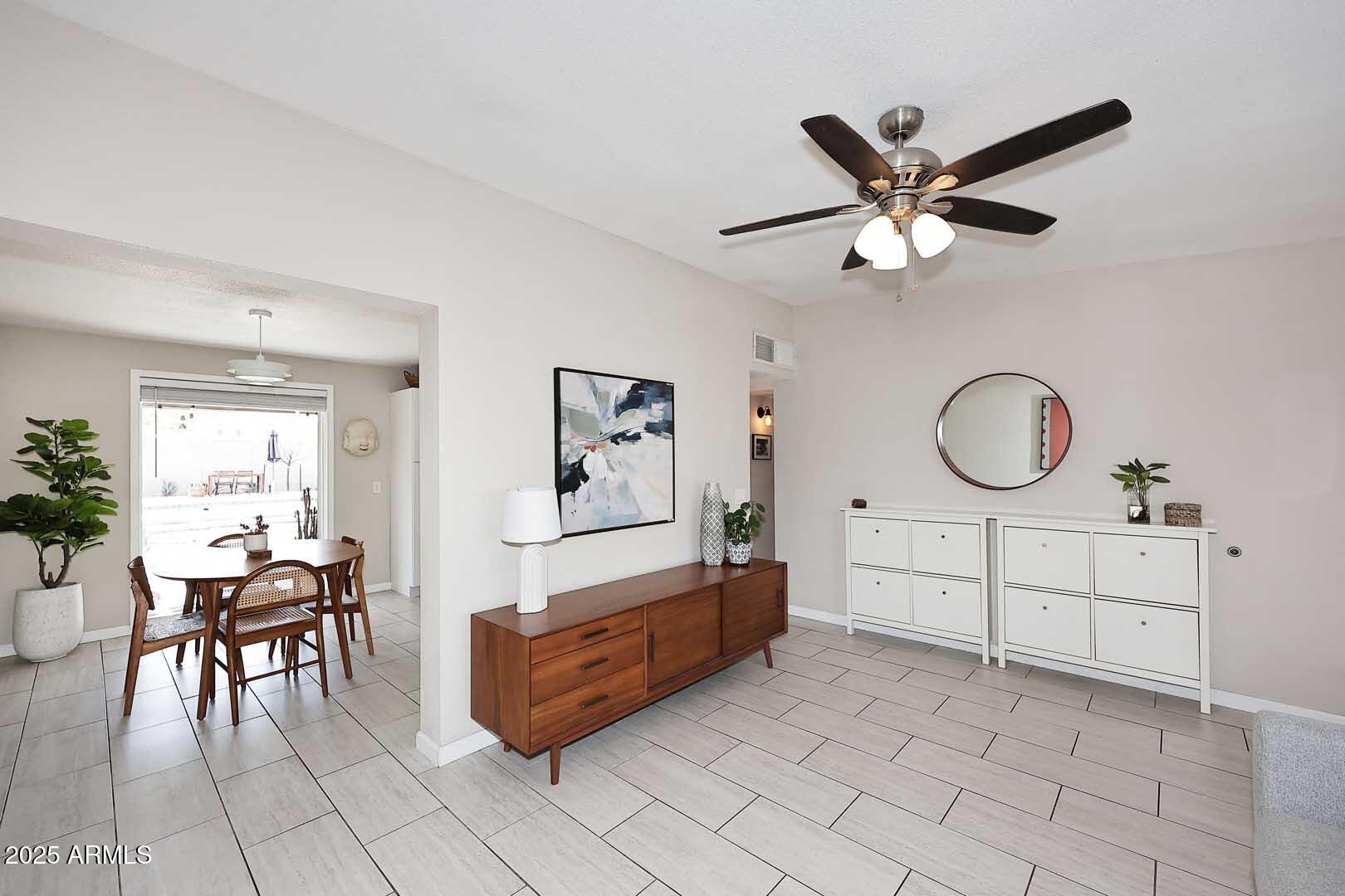 1515 E SUNNYSLOPE Lane