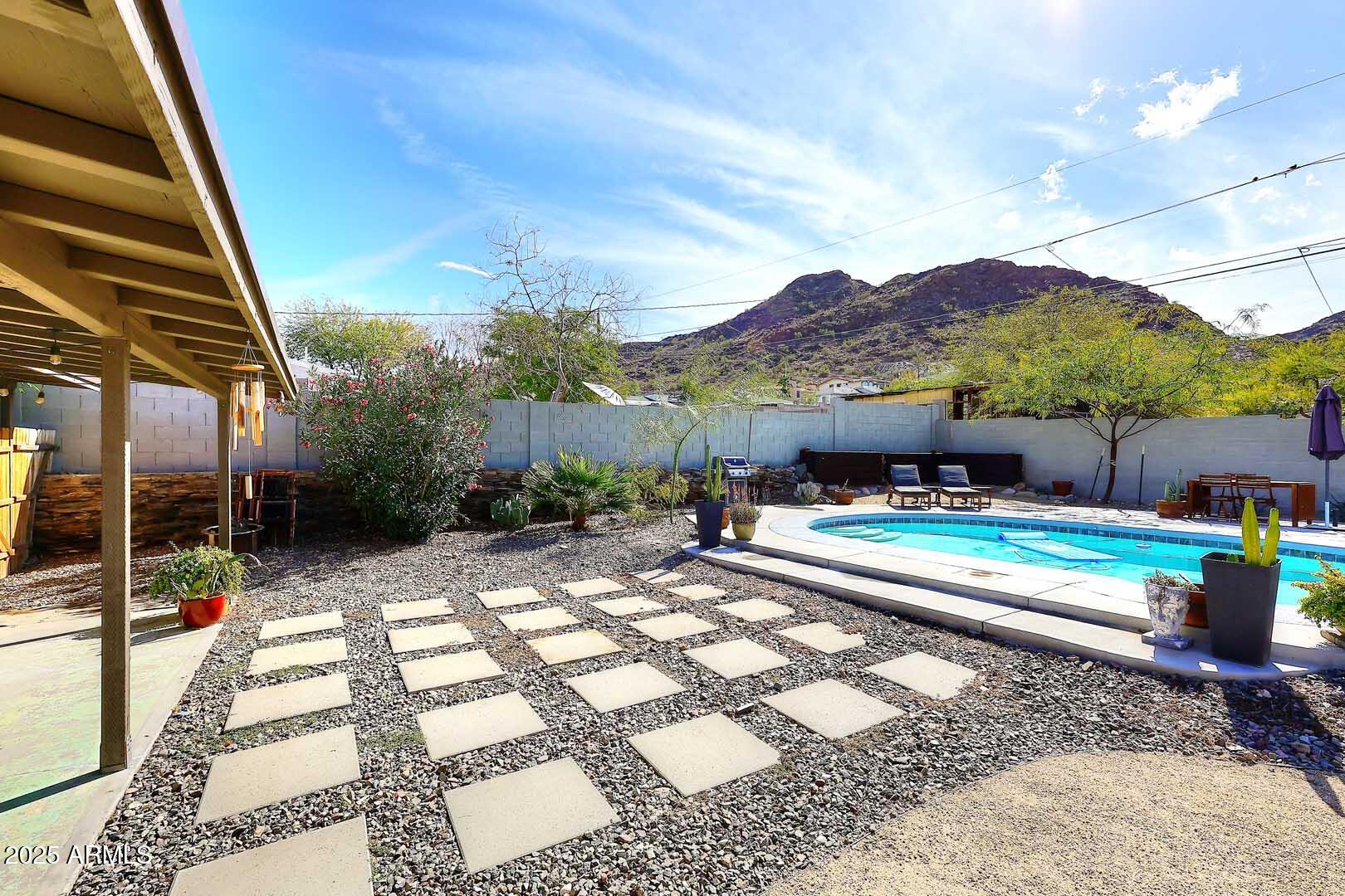 1515 E SUNNYSLOPE Lane