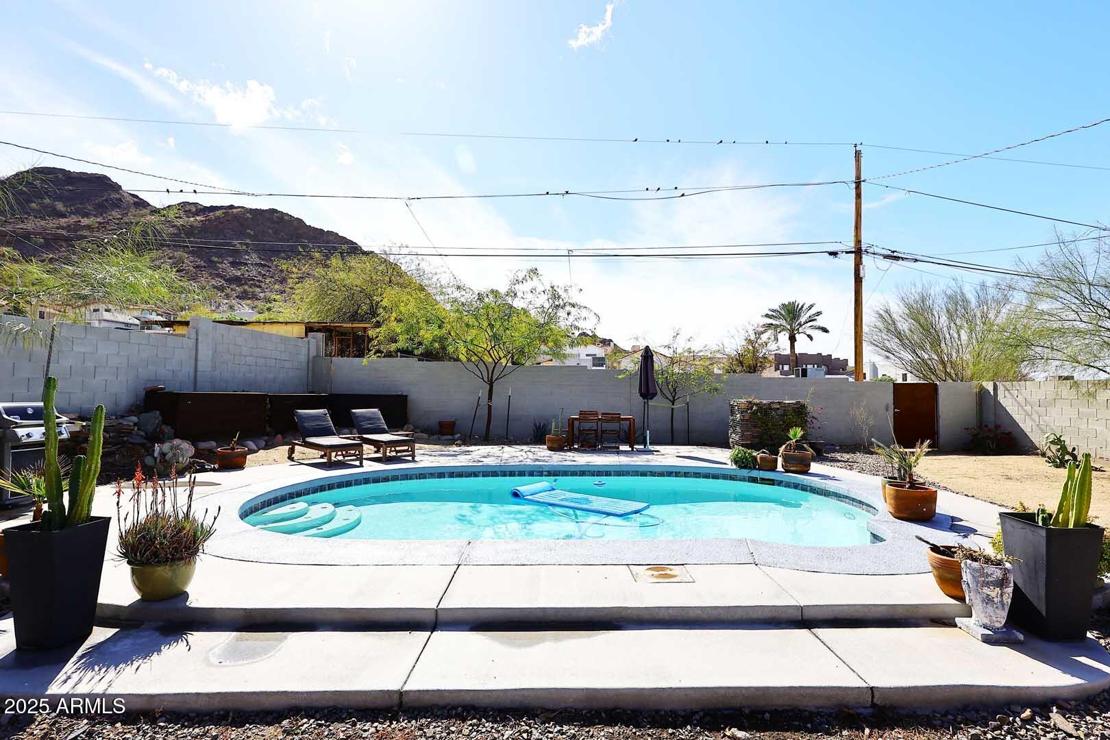 1515 E SUNNYSLOPE Lane