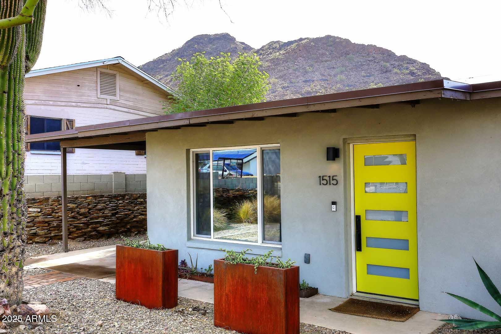 1515 E SUNNYSLOPE Lane