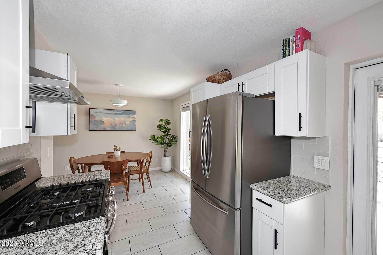 1515 E SUNNYSLOPE Lane