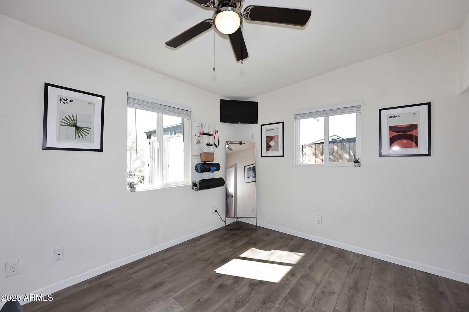 1515 E SUNNYSLOPE Lane