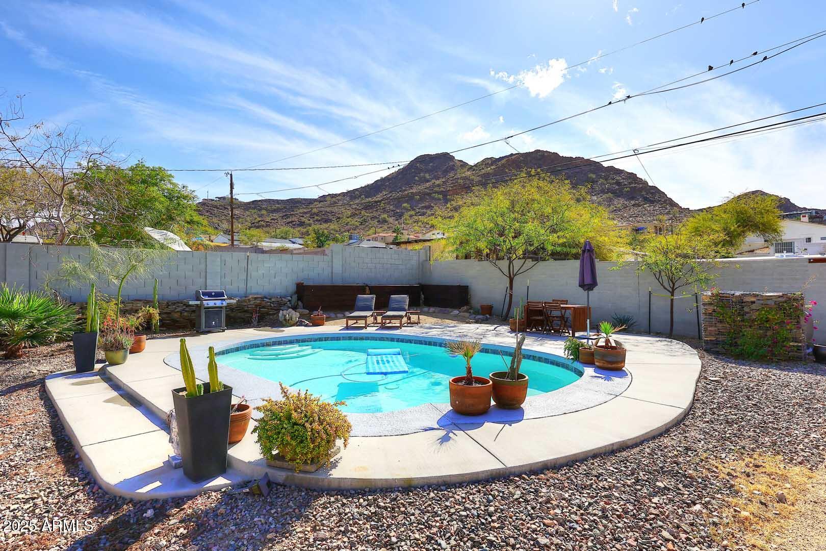 1515 E SUNNYSLOPE Lane