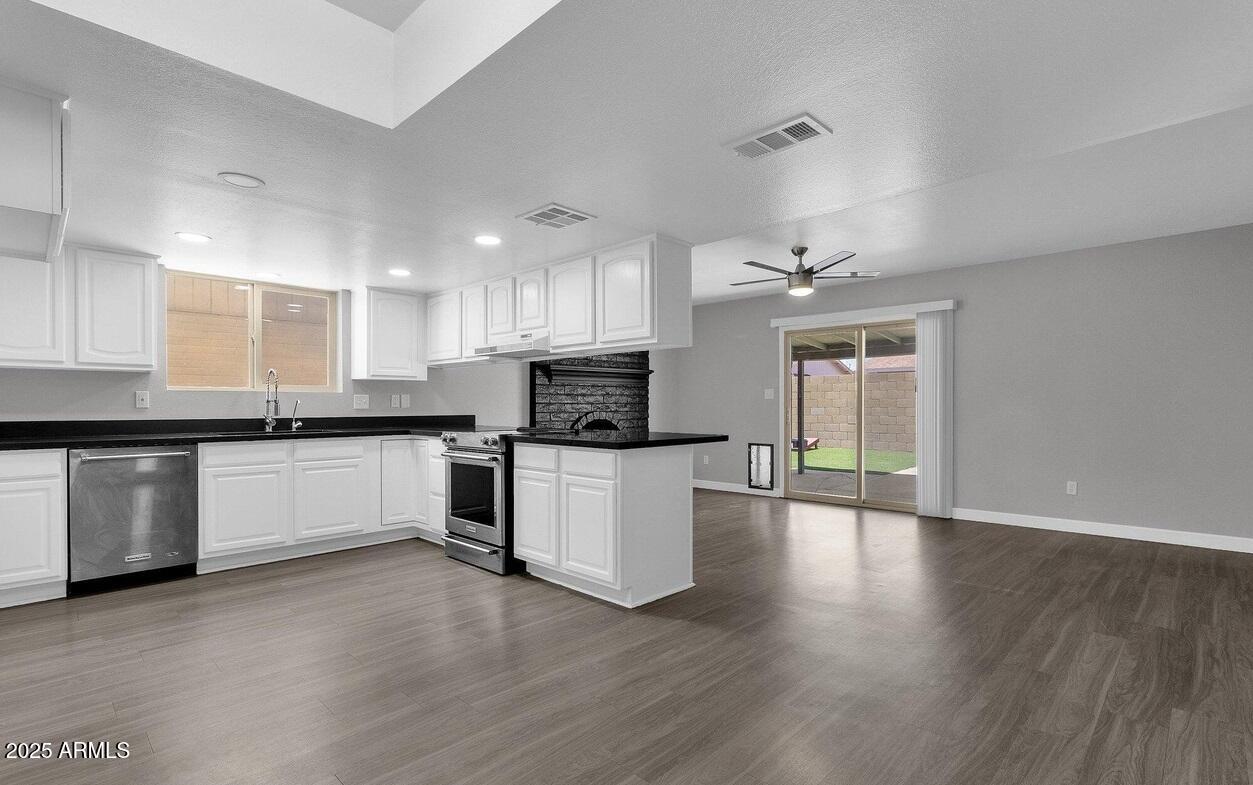 2130 W DEVONSHIRE Street