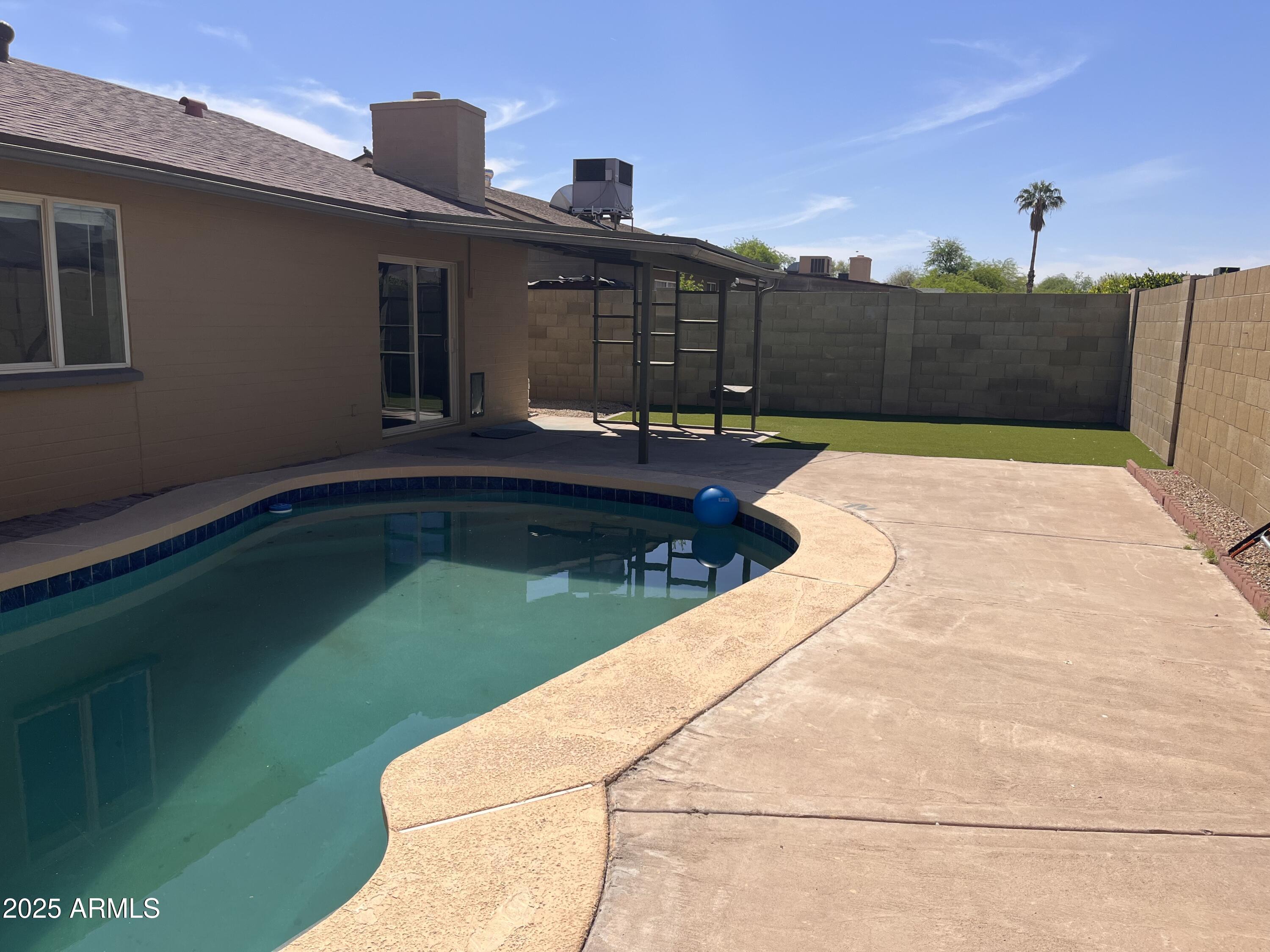 2130 W DEVONSHIRE Street