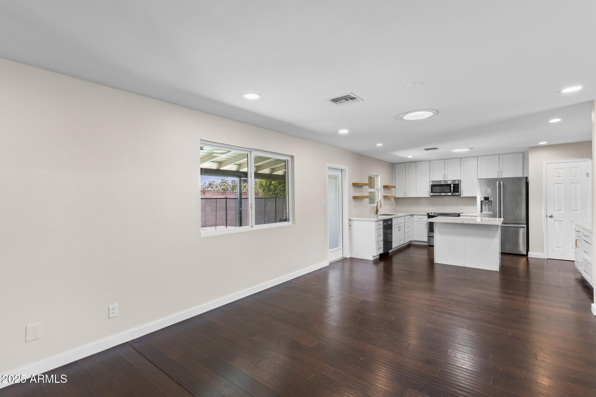 1911 E LAWRENCE Road