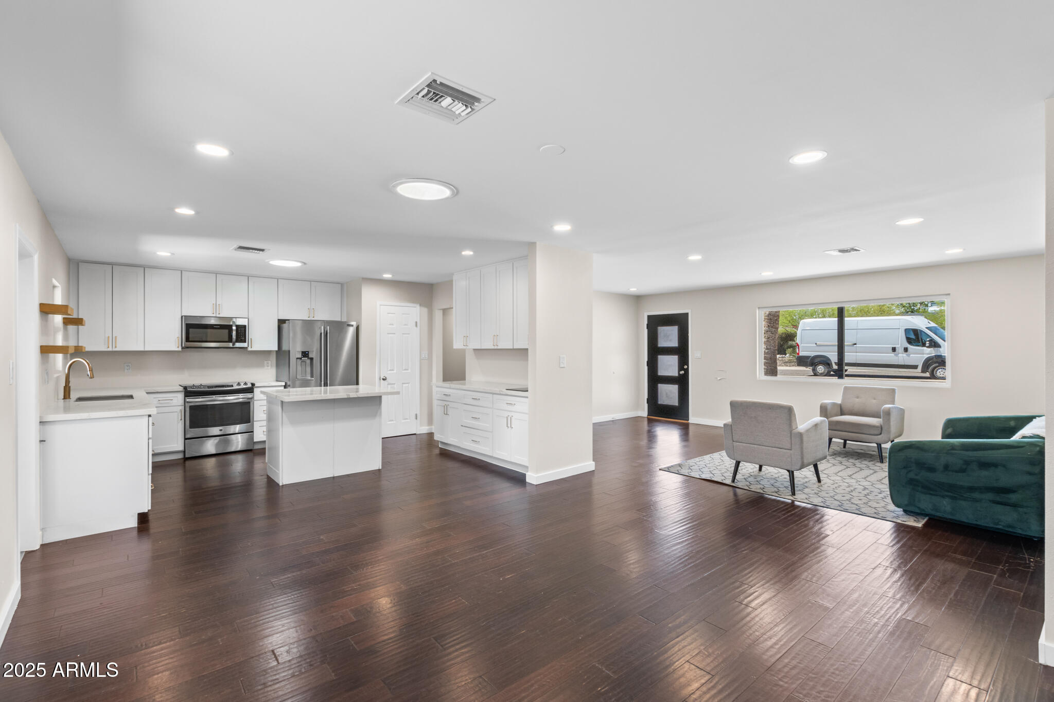 1911 E LAWRENCE Road