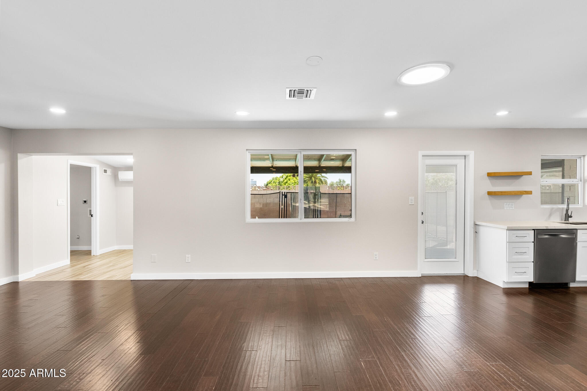 1911 E LAWRENCE Road