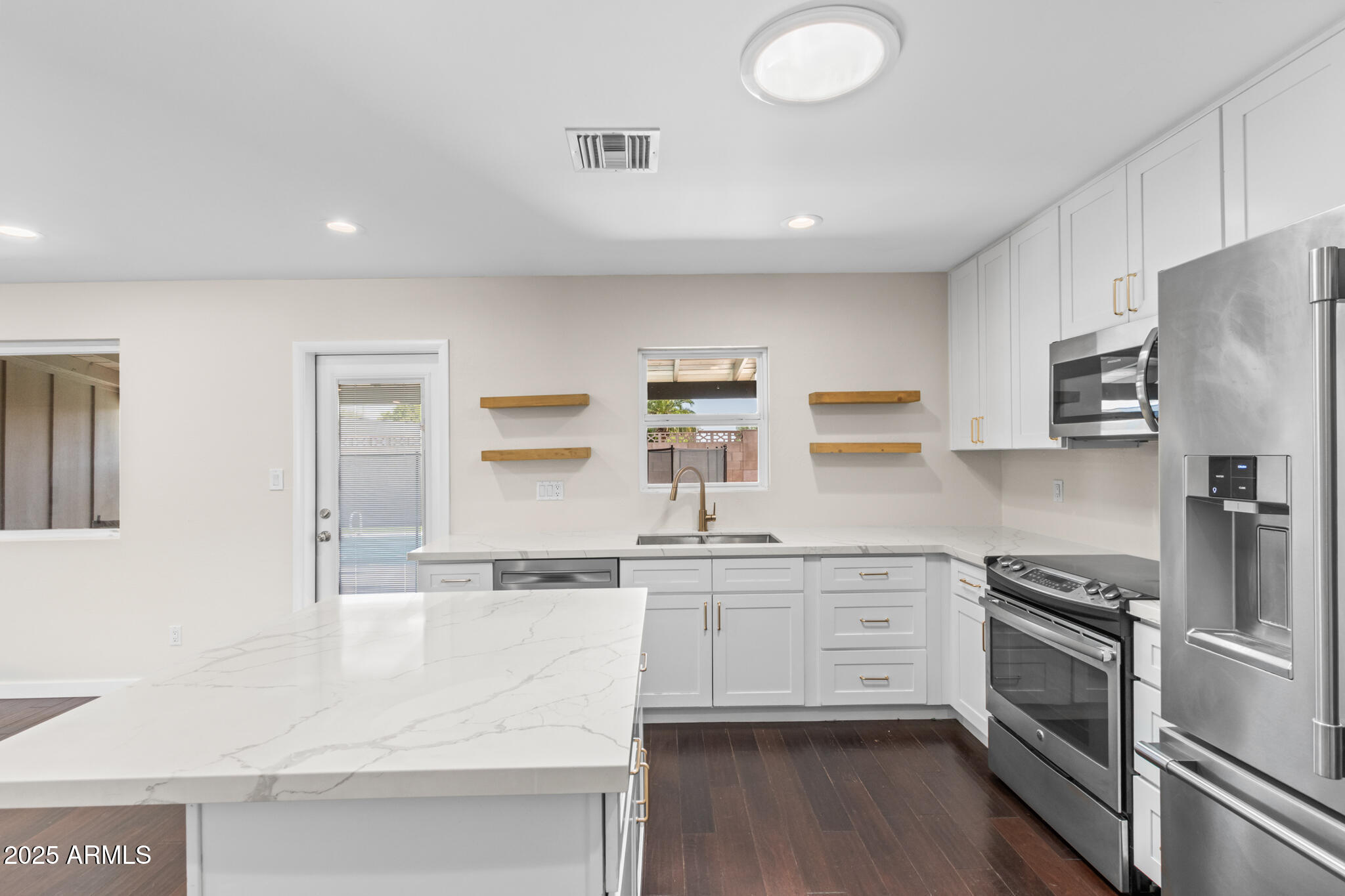 1911 E LAWRENCE Road