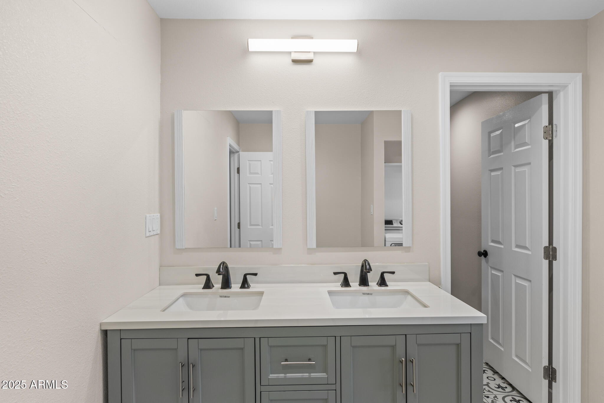 1911 E LAWRENCE Road