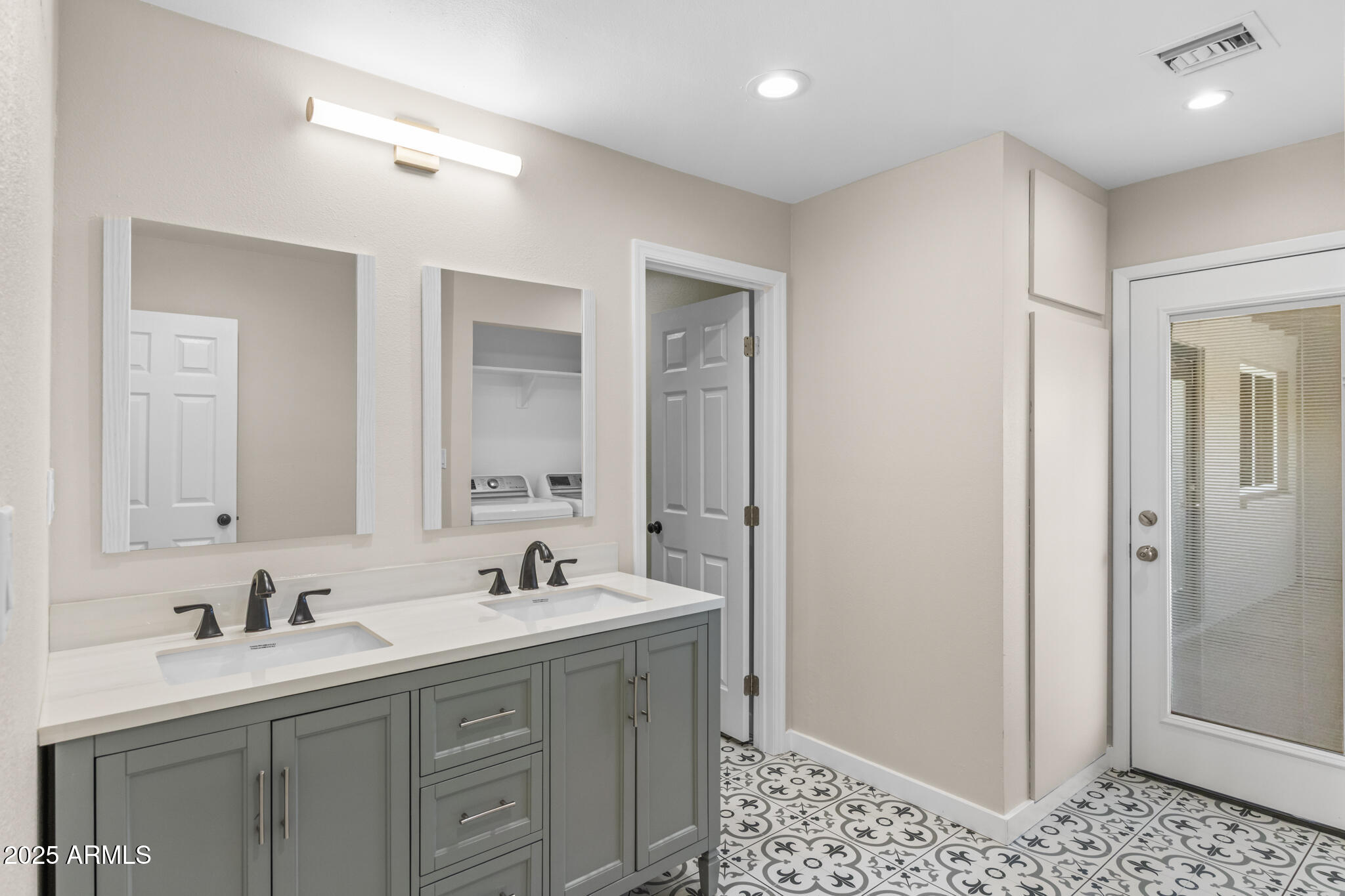 1911 E LAWRENCE Road