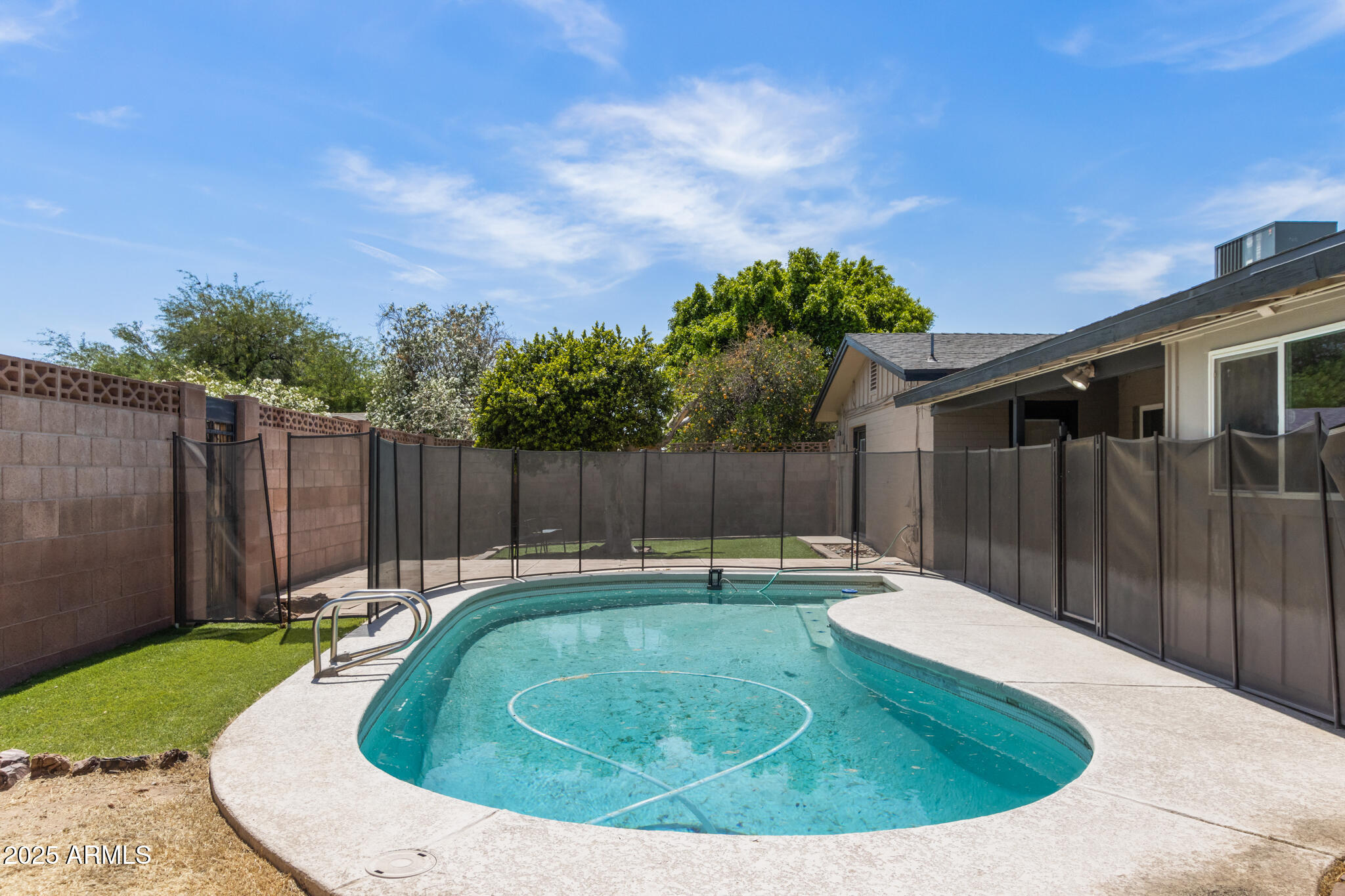 1911 E LAWRENCE Road