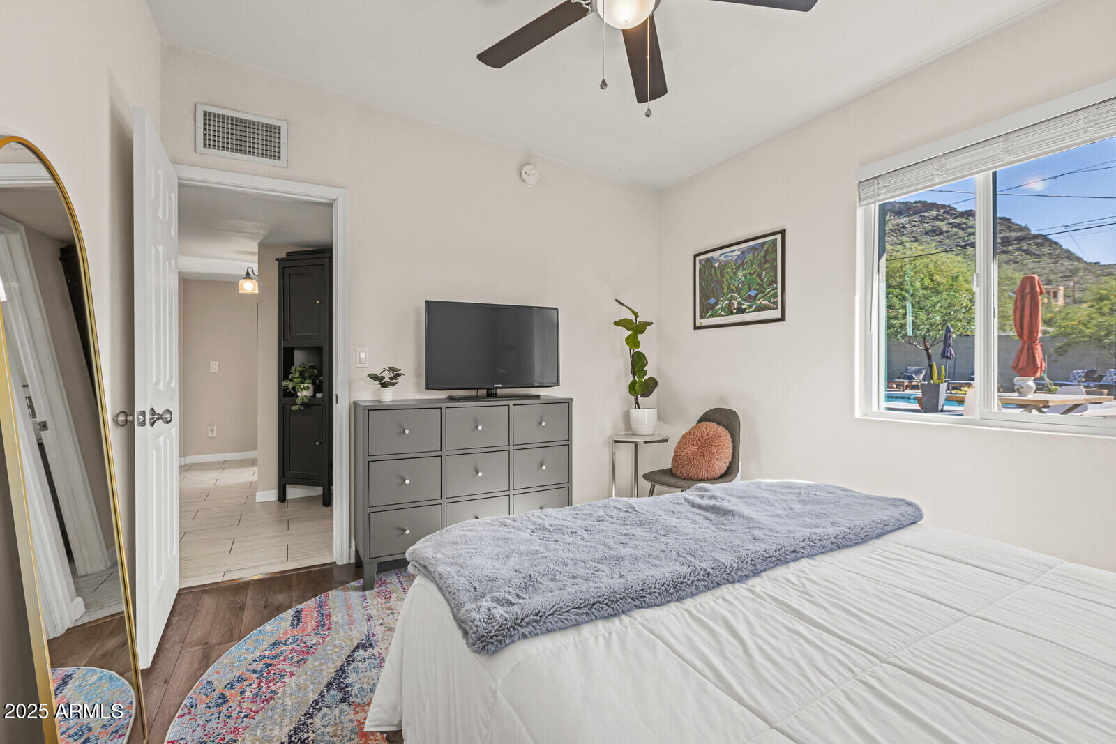 1515 E SUNNYSLOPE Lane