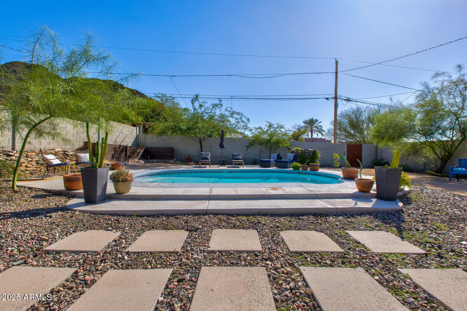 1515 E SUNNYSLOPE Lane