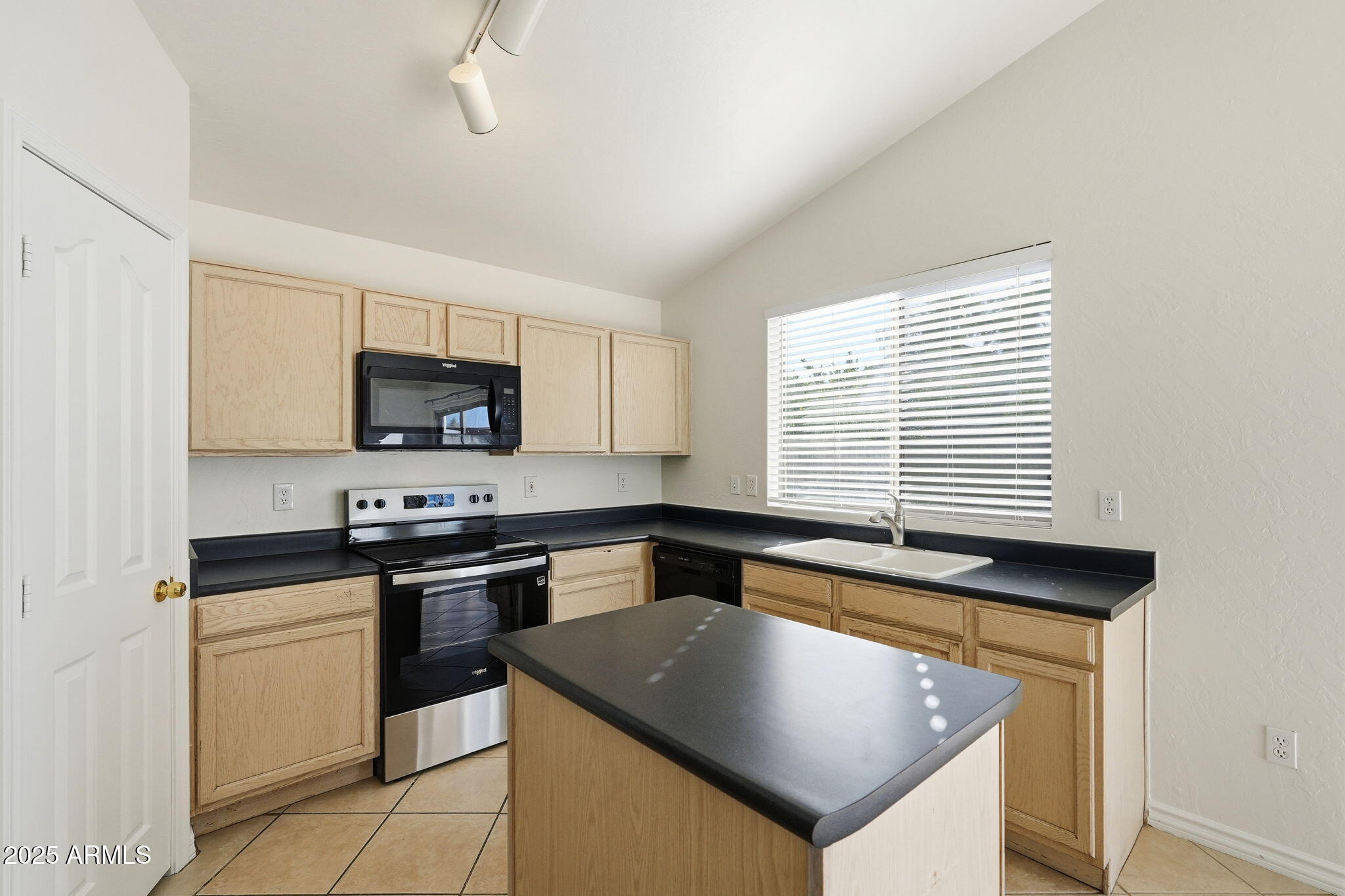 2061 E APPALOOSA Road