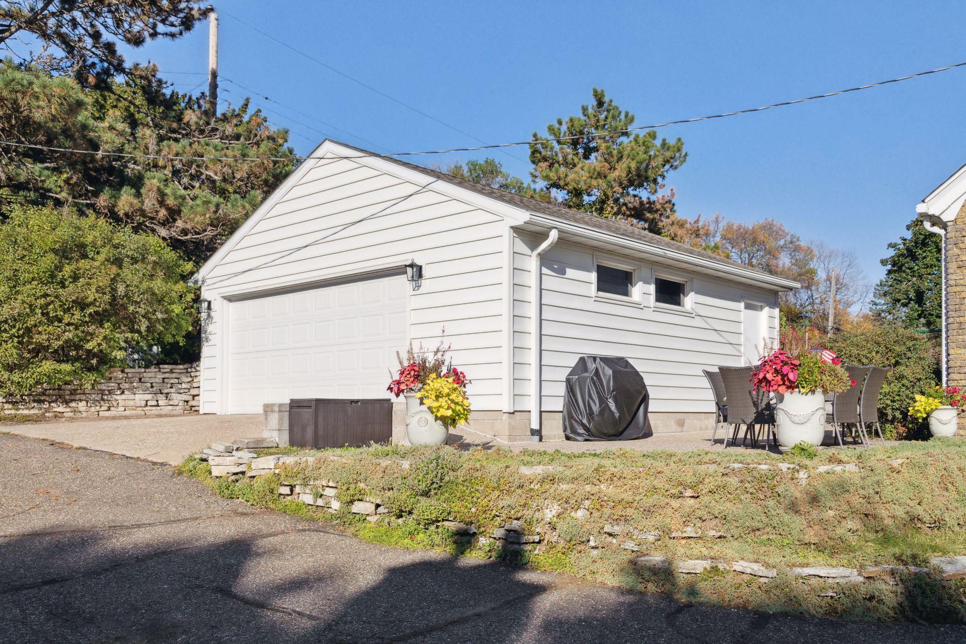 557 Emerson Avenue W