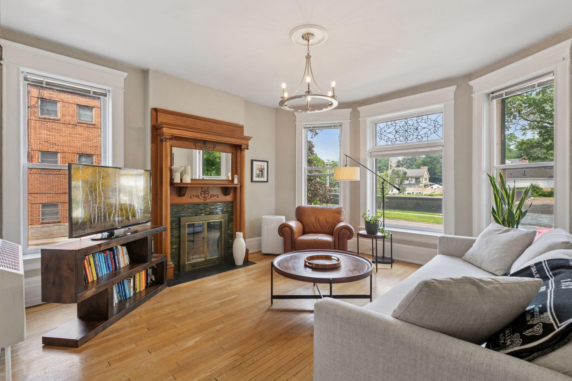 115 Western Avenue N Unit: 1N