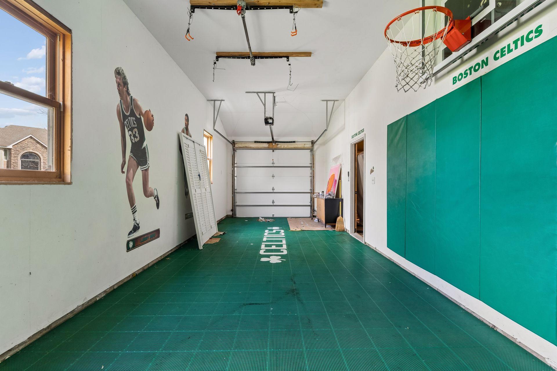 901 Mendakota Court