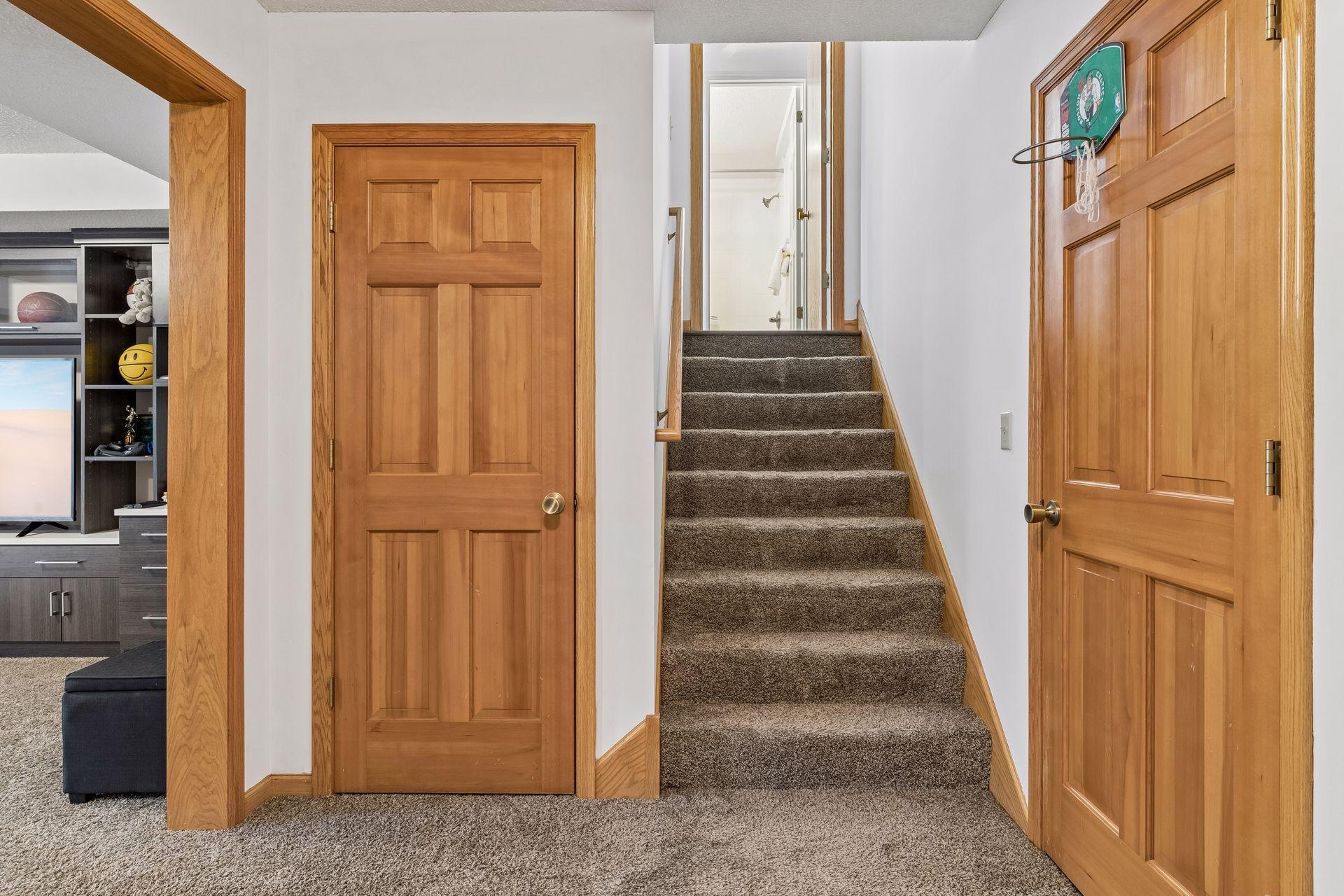 901 Mendakota Court
