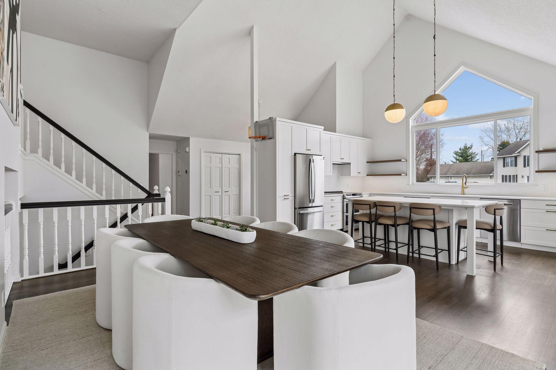 901 Mendakota Court