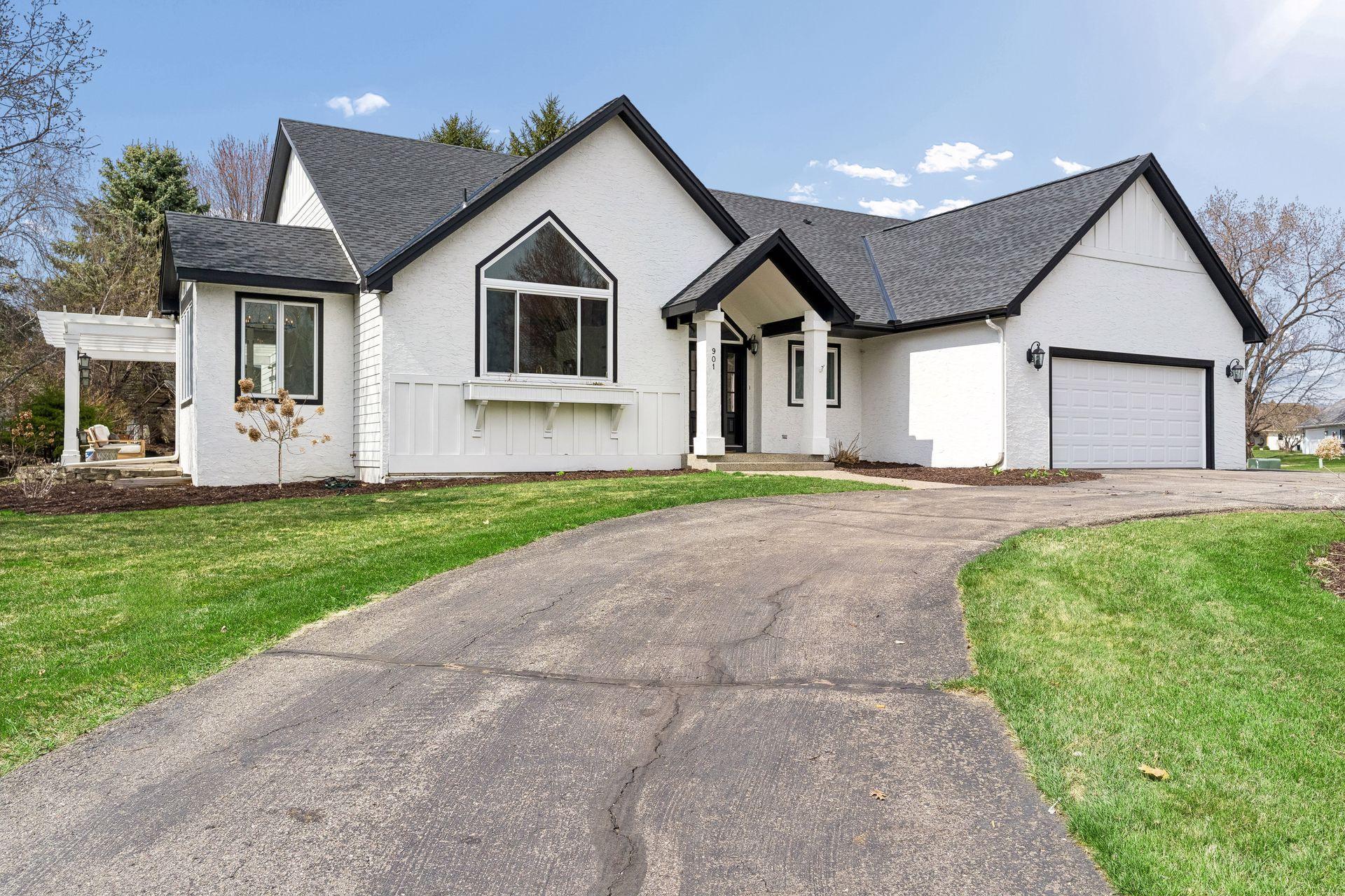 901 Mendakota Court