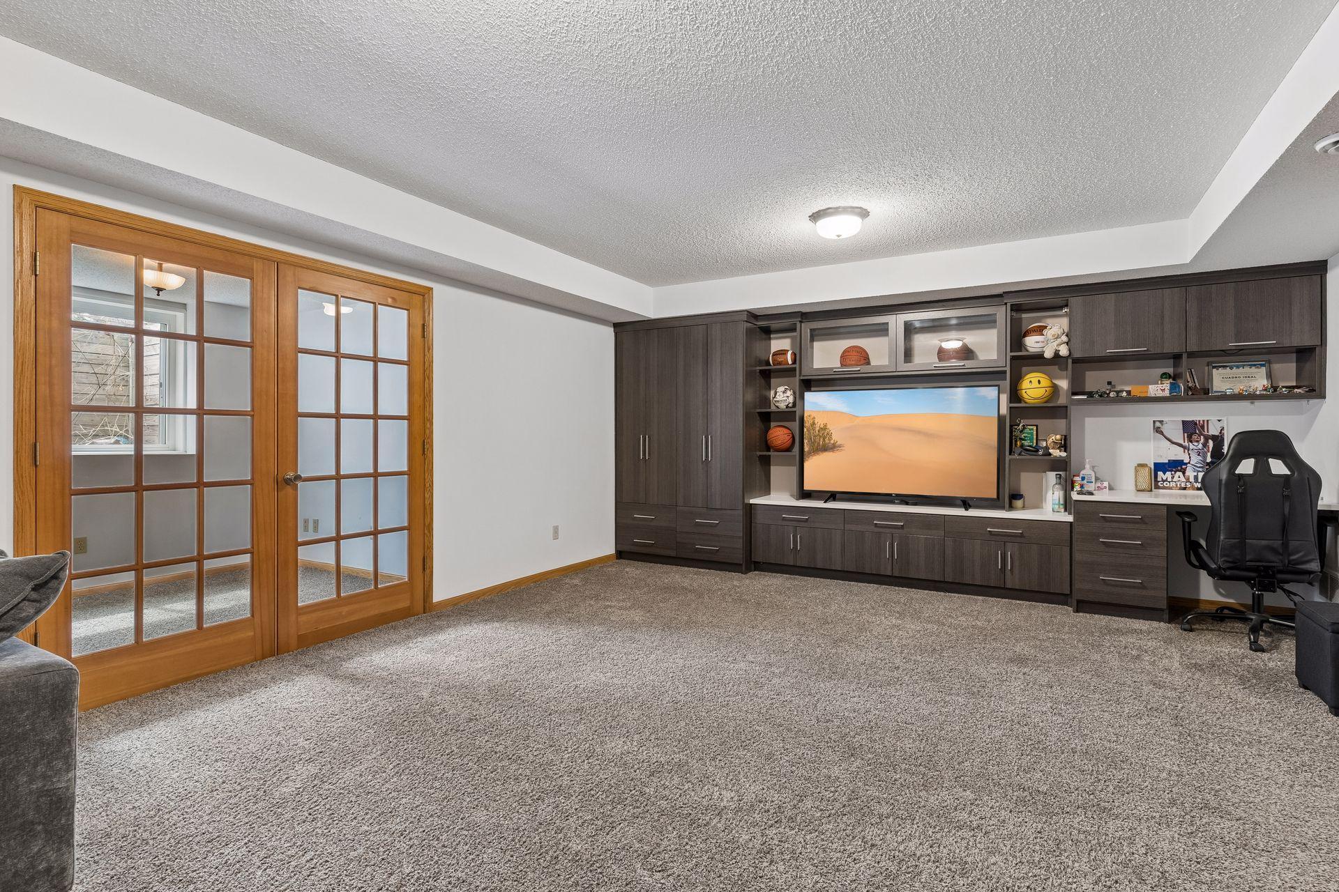901 Mendakota Court
