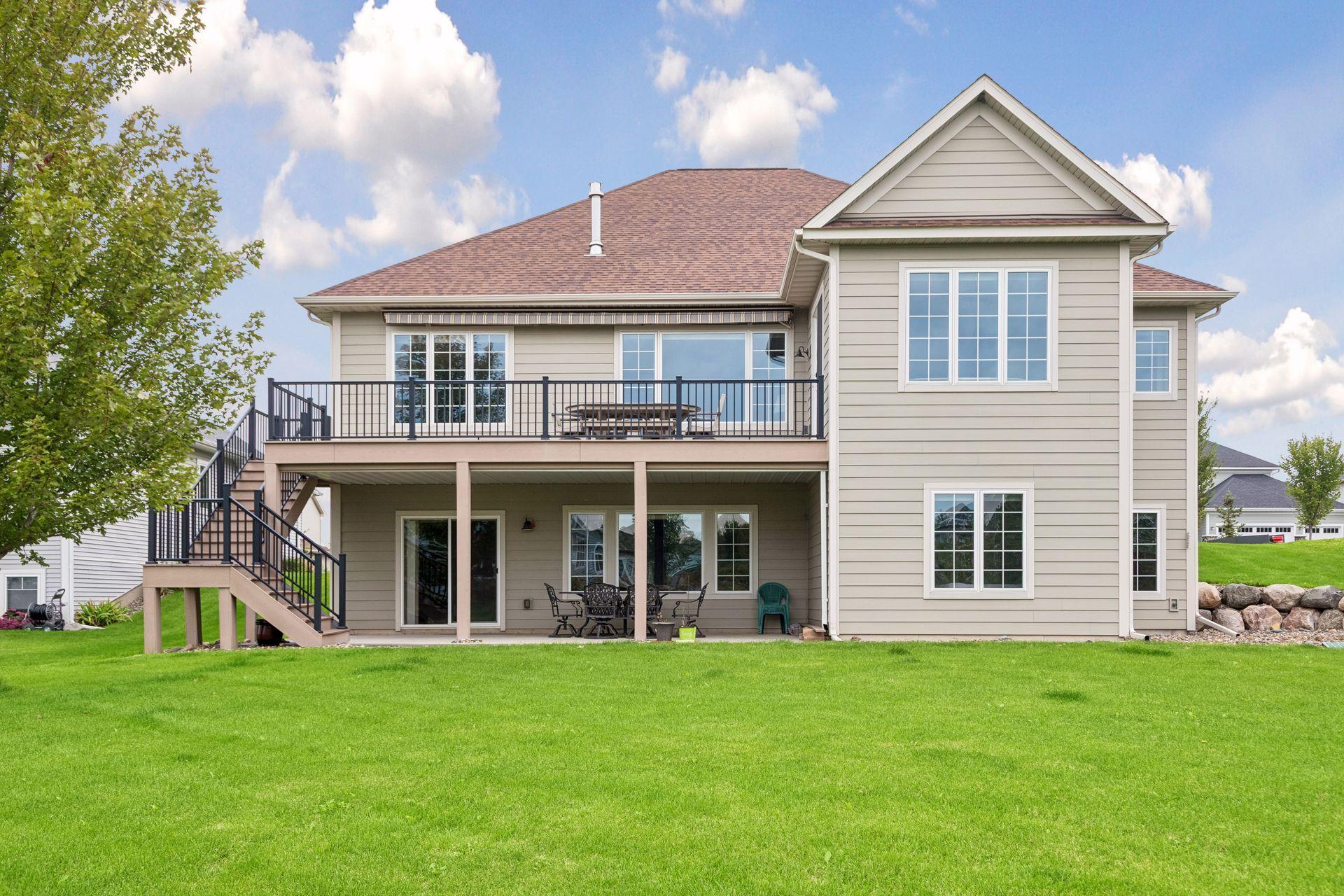 808 June Avenue N