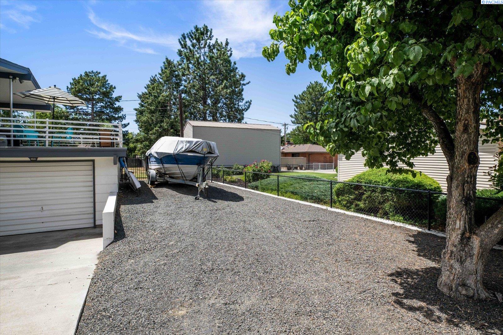2041 Davison Ave