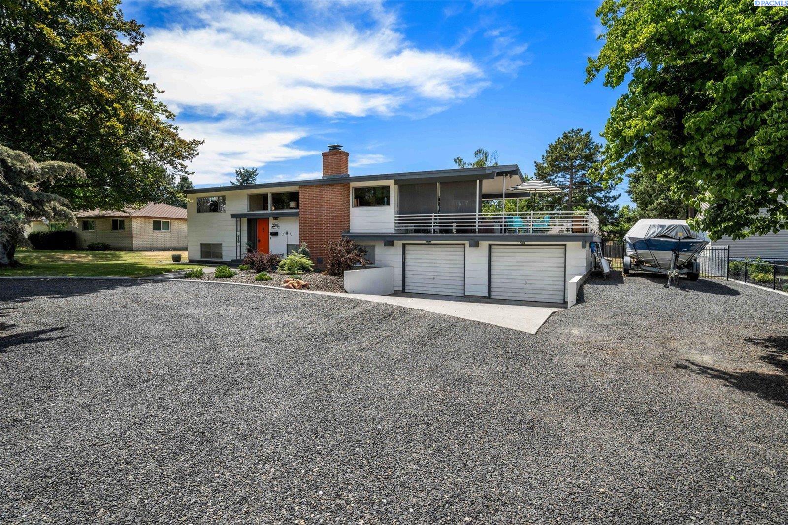 2041 Davison Ave