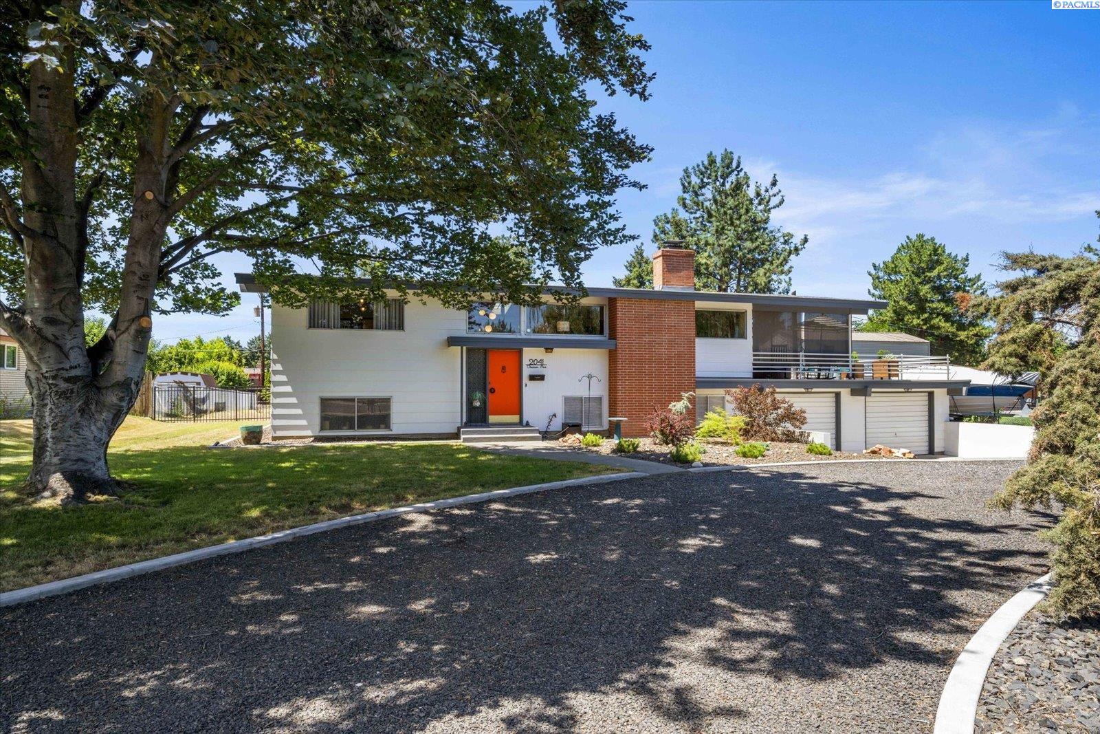 2041 Davison Ave