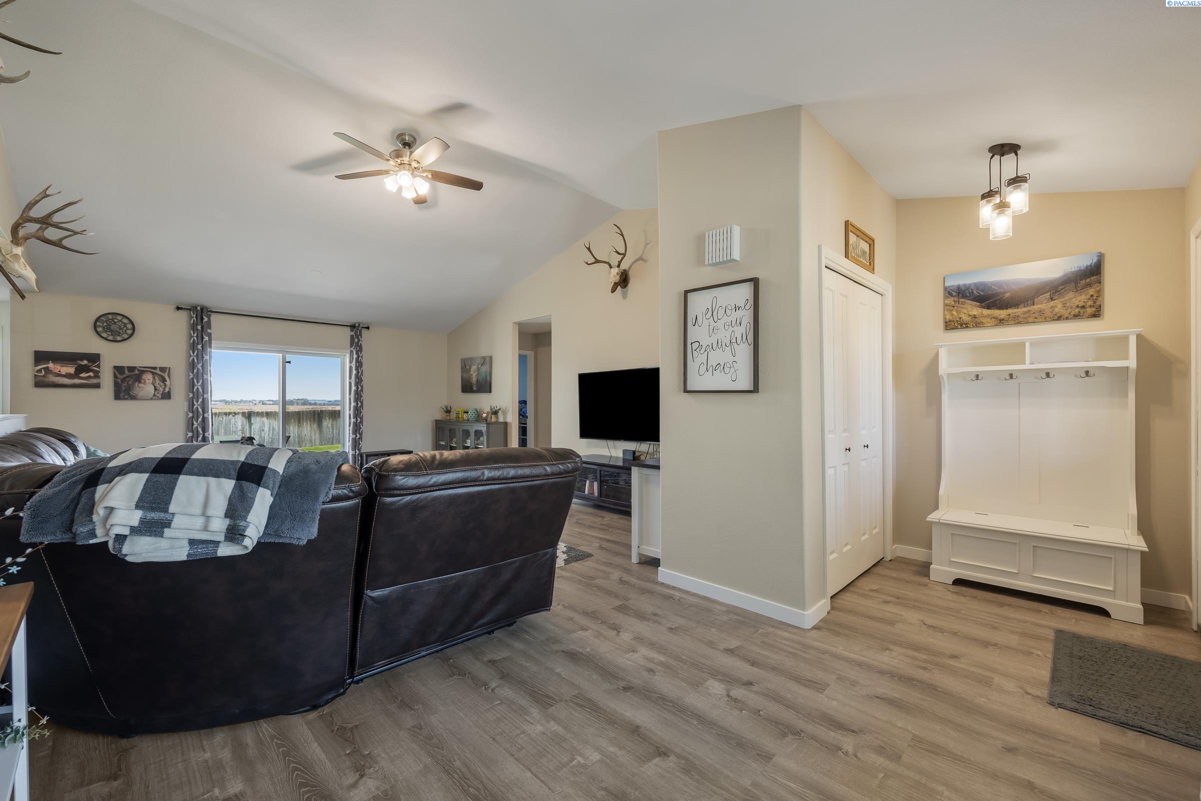3810 Meadow View Ct