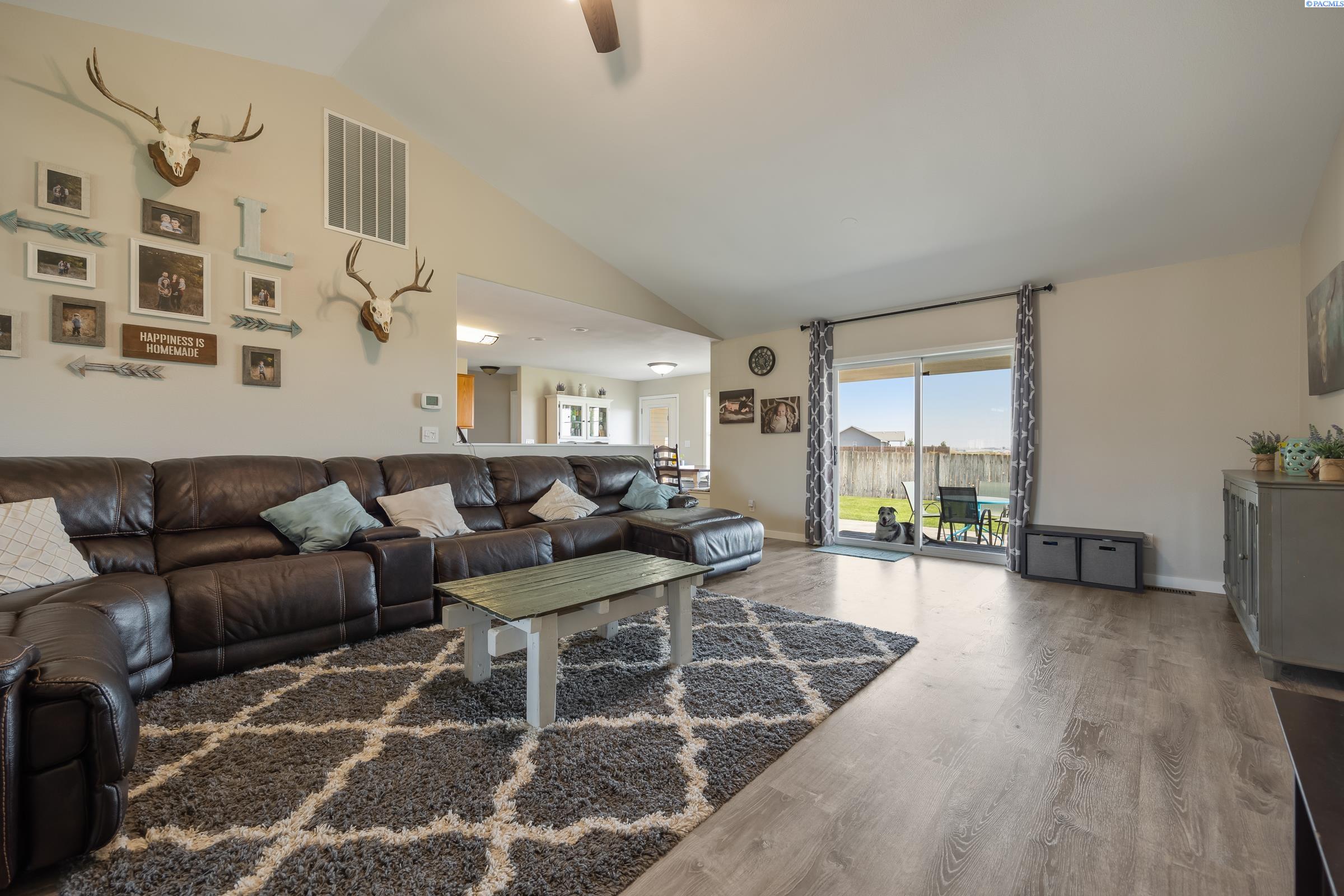 3810 Meadow View Ct