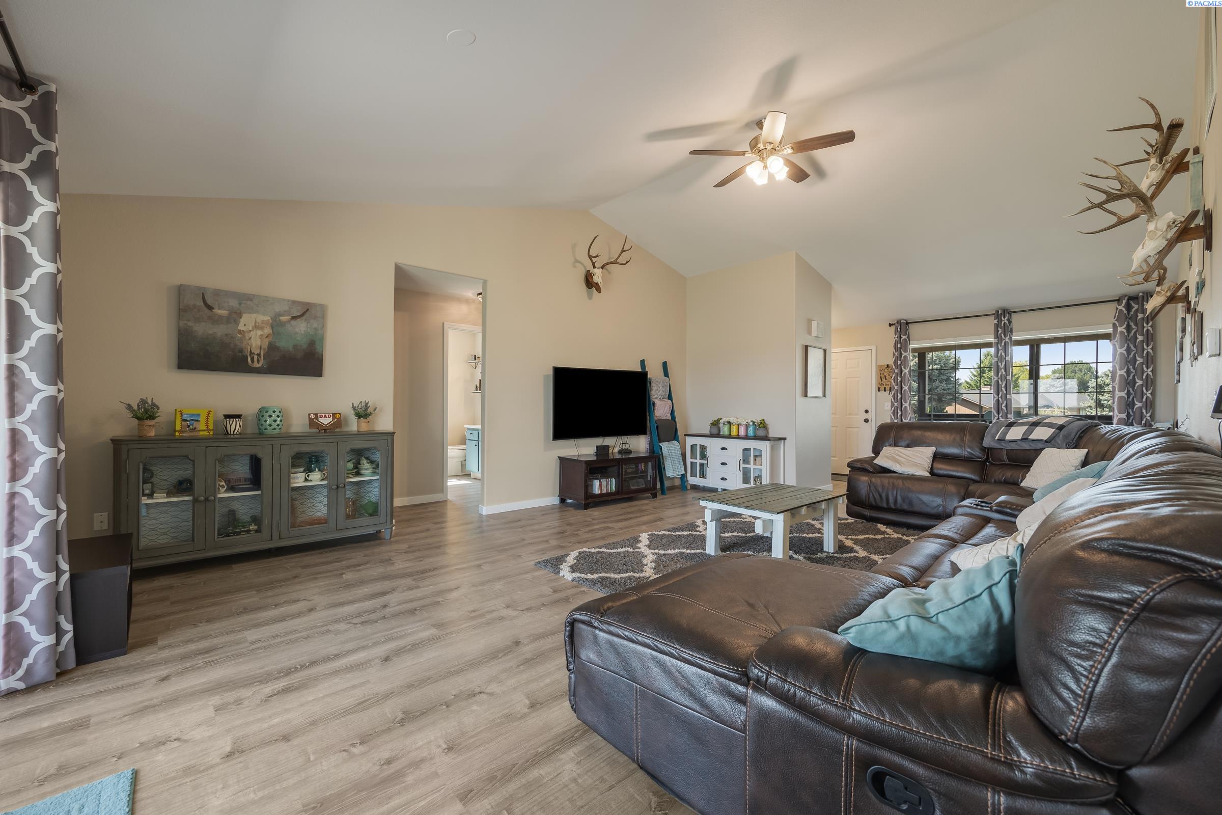 3810 Meadow View Ct