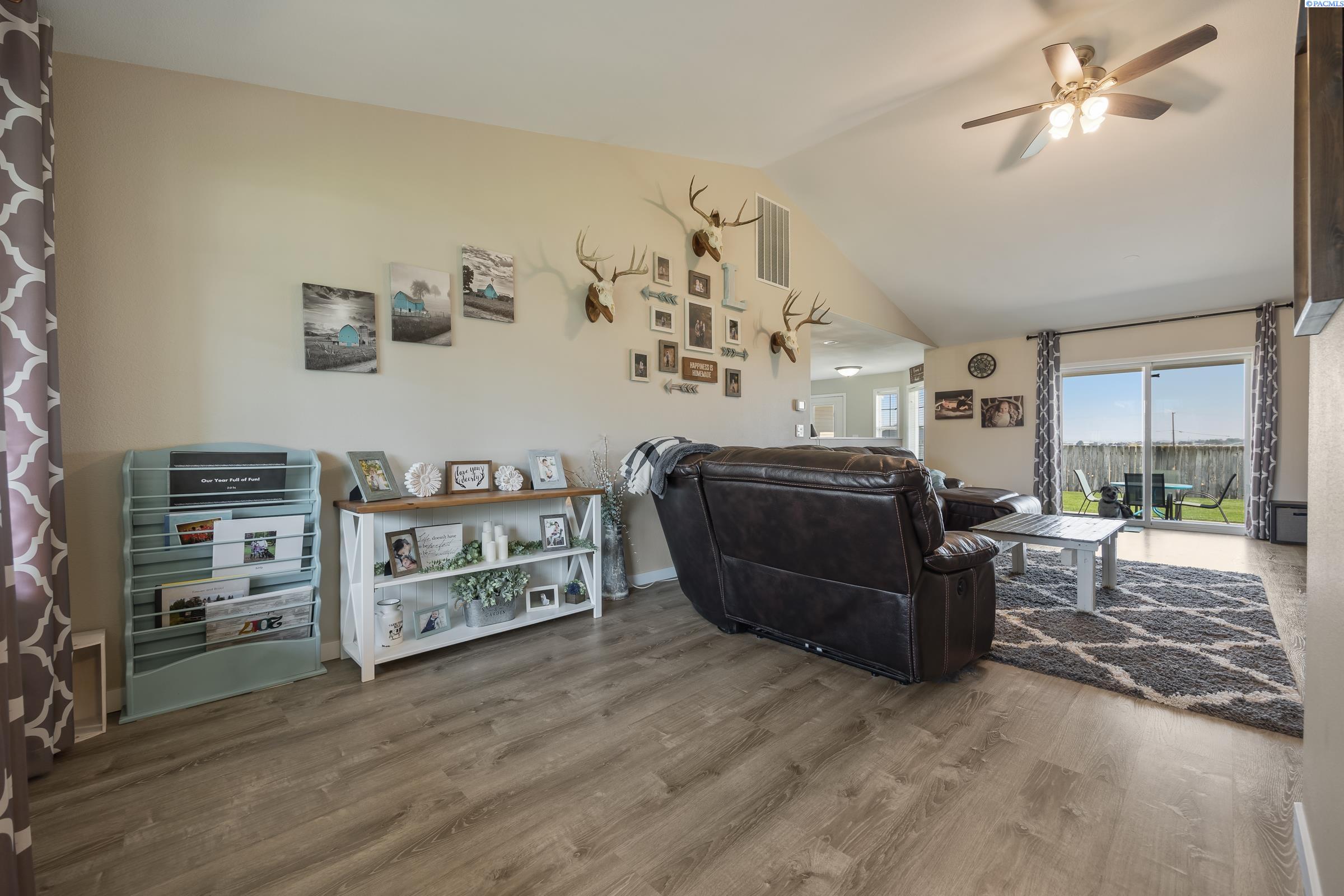 3810 Meadow View Ct