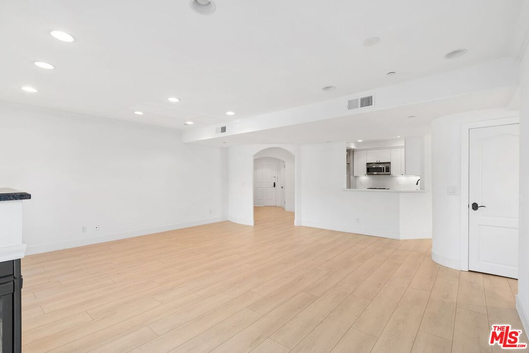 1135 Rexford Dr Unit: 206