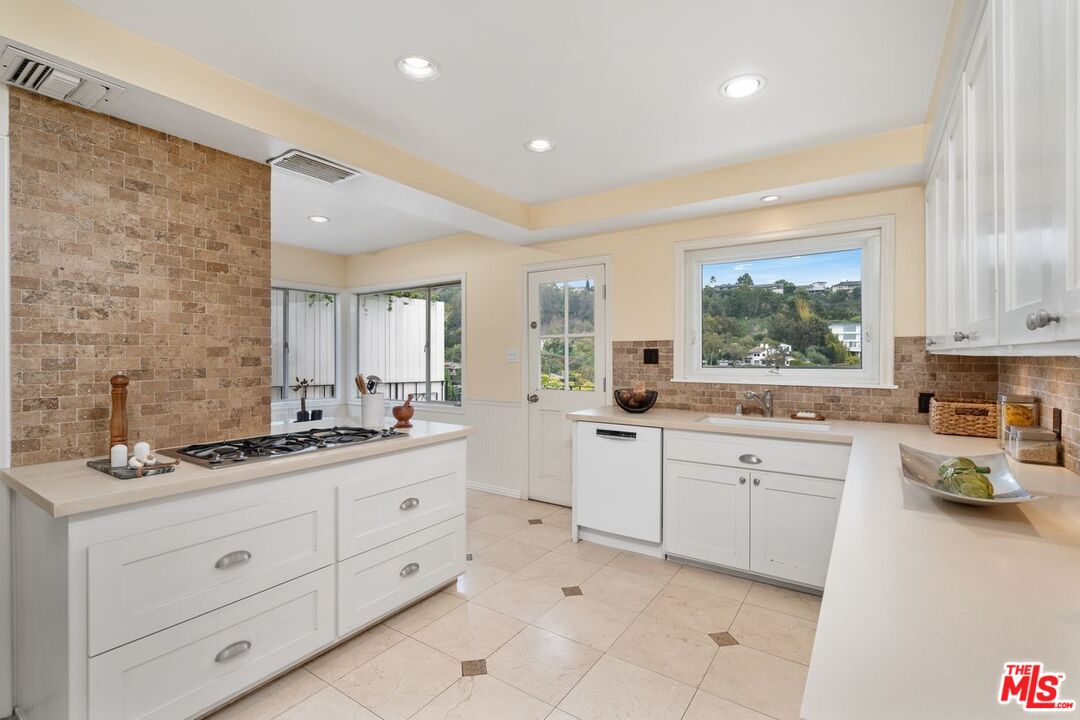 2422 Carman Crest Dr