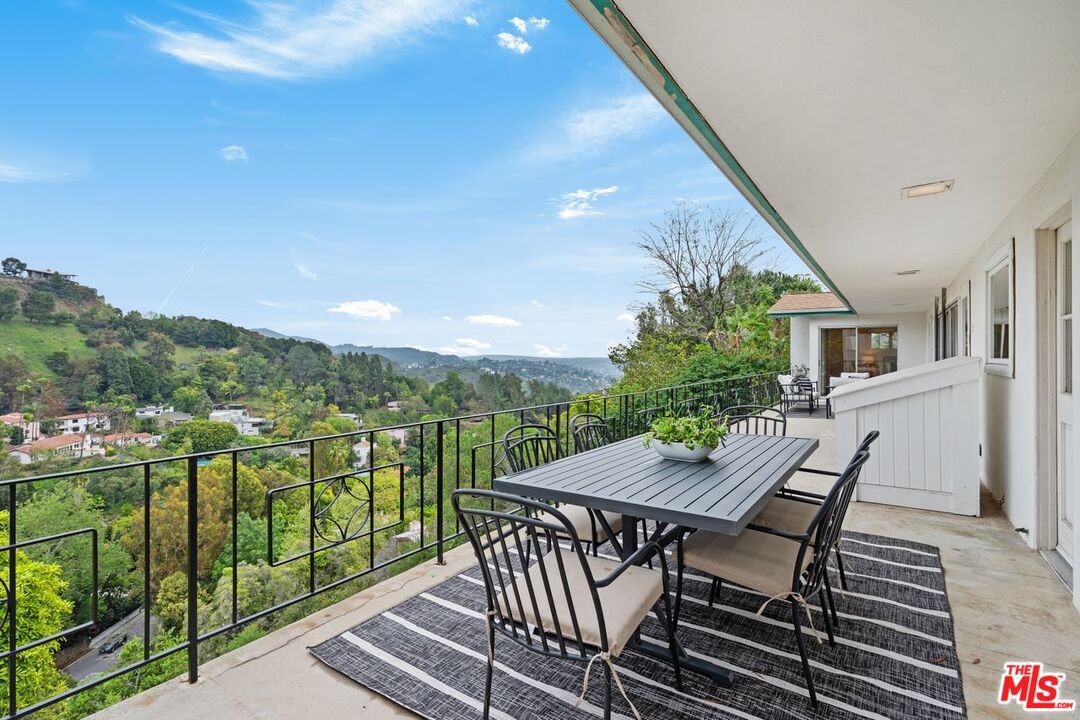 2422 Carman Crest Dr