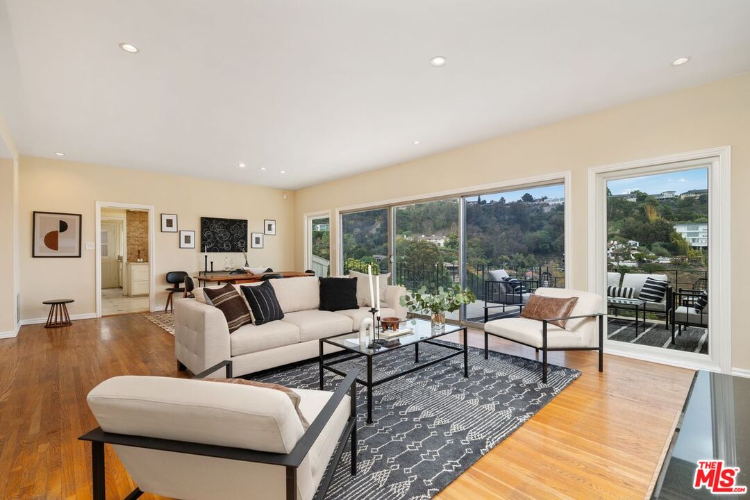 2422 Carman Crest Dr