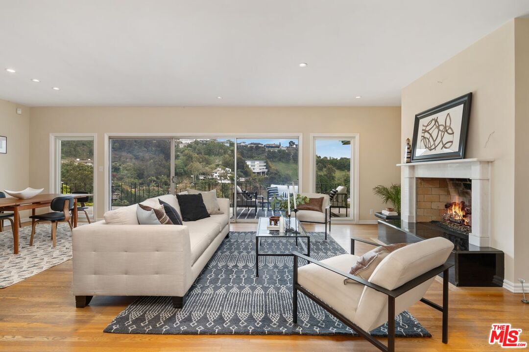 2422 Carman Crest Dr