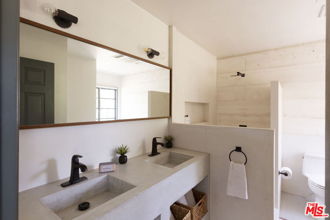 2500 Carman Crest Dr