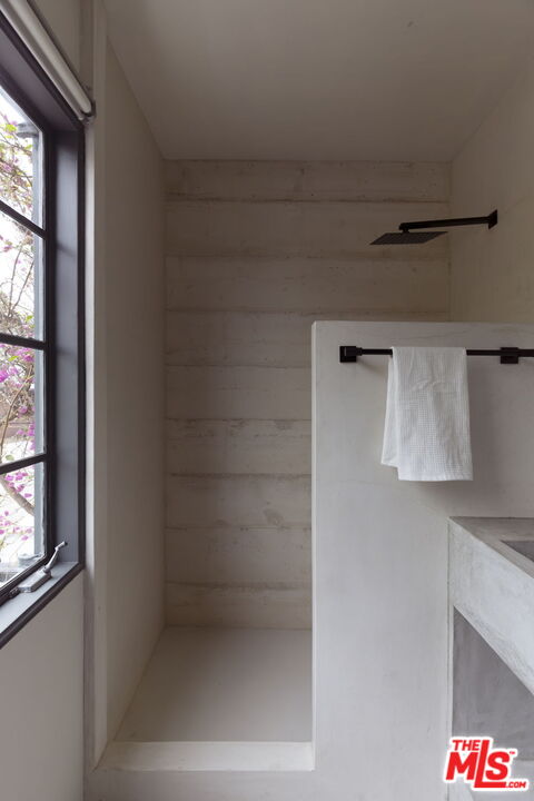 2500 Carman Crest Dr