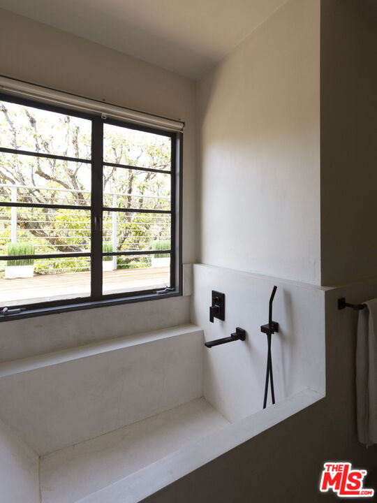 2500 Carman Crest Dr