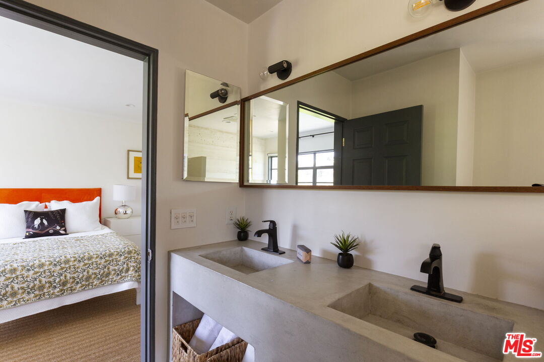 2500 Carman Crest Dr