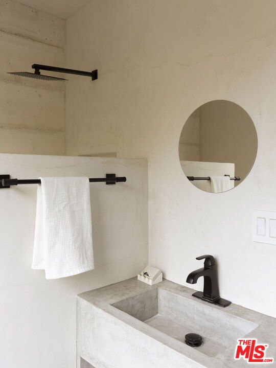 2500 Carman Crest Dr