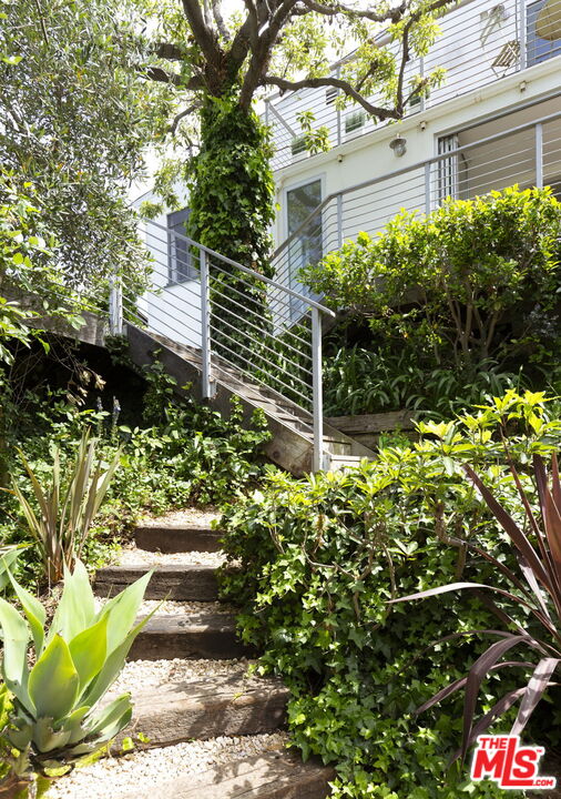 2500 Carman Crest Dr