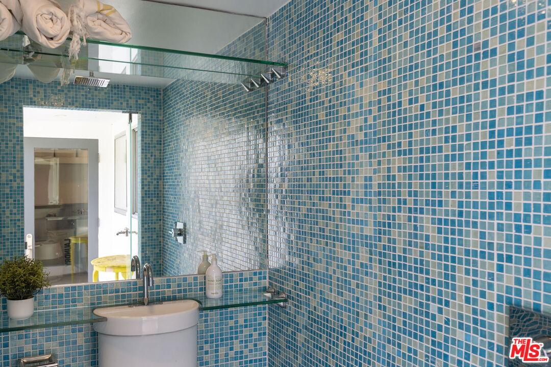 2500 Carman Crest Dr